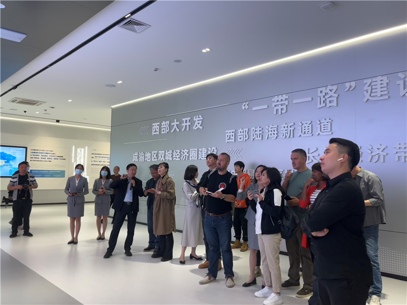 （成都國際鐵路港展廳，中外記者邊聽邊記，了解成都國際鐵路港運(yùn)行情況 趙橙涔攝