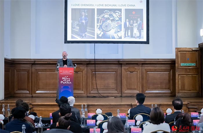 英國(guó)群英創(chuàng)意全球首席執(zhí)行官杰米·撒杰特在現(xiàn)場(chǎng)發(fā)言，分享如何進(jìn)一步提升四川旅游的國(guó)際影響力、吸引更多的英國(guó)游客。人民網(wǎng) 郭錦標(biāo)攝