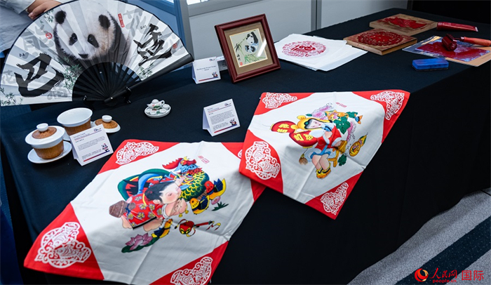 活動(dòng)現(xiàn)場(chǎng)的現(xiàn)場(chǎng)文創(chuàng)展、互動(dòng)體驗(yàn)區(qū)、非遺區(qū)展示。人民網(wǎng) 郭錦標(biāo)攝