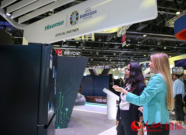 訪客在海信集團(tuán)展臺(tái)參觀。人民網(wǎng) 塔里克·易卜拉欣攝