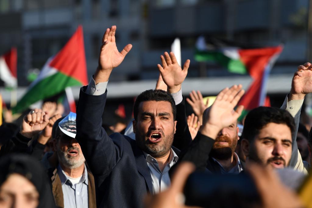 10月18日，人們在伊朗德黑蘭舉行集會(huì)。當(dāng)日，突尼斯、土耳其、伊朗等多國民眾舉行集會(huì)，表達(dá)對巴勒斯坦人民的支持，并譴責(zé)針對加沙城醫(yī)院的襲擊。新華社記者 沙達(dá)提 攝