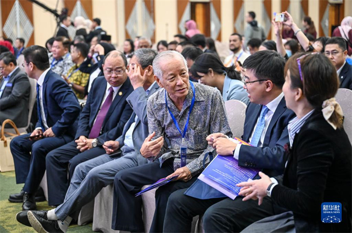 10月21日，在馬來(lái)西亞行政首都普特拉賈亞，嘉賓在第五屆中國(guó)—東盟視聽(tīng)周開(kāi)幕活動(dòng)上交談。新華社記者 程一恒 攝