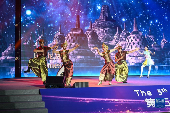 10月21日，在馬來(lái)西亞行政首都普特拉賈亞，演員在第五屆中國(guó)—東盟視聽(tīng)周開(kāi)幕活動(dòng)上表演。新華社記者 程一恒 攝