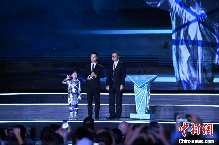 10月21日，2023雨果獎(jiǎng)在成都揭曉。中國科幻作家海漄憑小說《時(shí)空畫師》獲2023雨果獎(jiǎng)“最佳短中篇小說”?！D片由第81屆世界科幻大會(huì)組委會(huì)提供