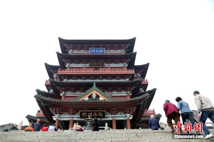 資料圖：中國農(nóng)歷九月初九，重陽佳節(jié)。民眾來到位于江西南昌的滕王閣旅游區(qū)，登高祈福。<a target='_blank' href='/'><p  align=