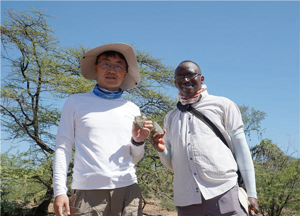 新發(fā)現(xiàn)的典型勒瓦婁哇石核和勒瓦婁哇尖狀器。中肯聯(lián)合考古隊(duì)供圖