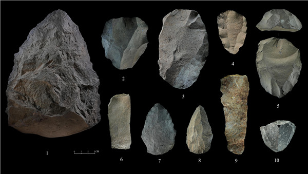 石制品 1.手斧 2、4、5.勒瓦婁哇石核（循環(huán)剝片法、優(yōu)先剝片法）3.勒瓦婁哇石葉石核 6.勒瓦婁哇石葉 7、8.勒瓦婁哇尖狀器 9.石葉 10.錐形石葉石核。中肯聯(lián)合考古隊(duì)供圖