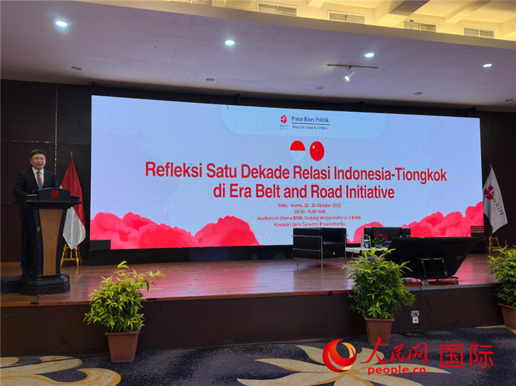 中國駐印尼使館臨時(shí)代辦周侃公使發(fā)表主旨演講。人民網(wǎng)記者 曹師韻攝