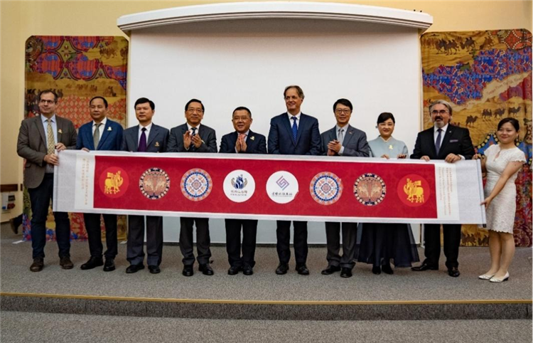 “絲路綺粲—中國(guó)絲綢藝術(shù)展”開(kāi)幕式在匈牙利首都布達(dá)佩斯舉行。布達(dá)佩斯中國(guó)文化中心供圖