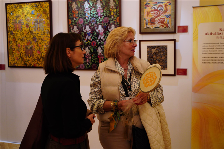 游客觀賞。布達(dá)佩斯中國(guó)文化中心供圖