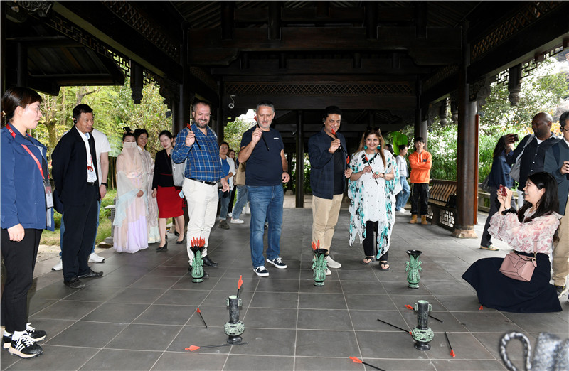 在安樂泉，中外記者體驗投壺 趙橙涔攝