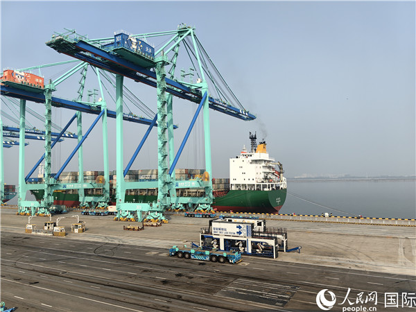 天津港北疆港區(qū)C段智能化集裝箱碼頭。人民網(wǎng)記者 符園園攝