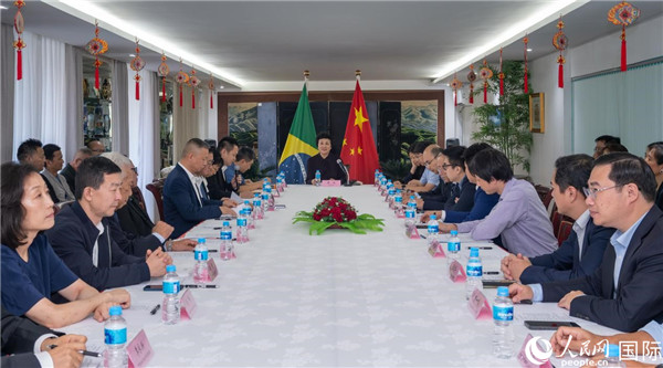 當(dāng)?shù)貢r(shí)間10月23日，國務(wù)院僑務(wù)辦公室主任陳旭（中）在巴西里約熱內(nèi)盧出席國務(wù)院僑辦代表團(tuán)與里約僑界座談會(huì)。  王天聰 攝