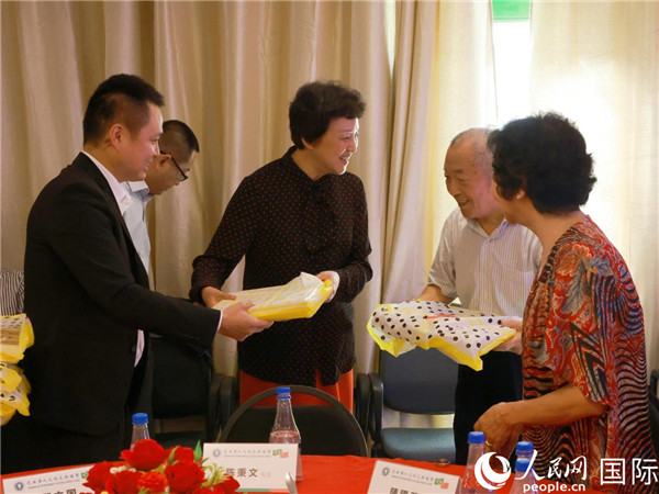 當(dāng)?shù)貢r(shí)間10月23日，國務(wù)院僑務(wù)辦公室主任陳旭（中）在巴西華人文化交流協(xié)會(huì)會(huì)館出席里約僑界舉辦的重陽節(jié)敬老聯(lián)歡活動(dòng)，并為里約僑界長者代表送上慰問品。  人民網(wǎng)記者 陳海琪攝