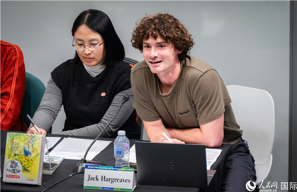 4、英國(guó)漢學(xué)家沈如風(fēng)對(duì)中國(guó)文學(xué)譯作的未來(lái)充滿期待。郭錦標(biāo)攝