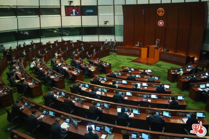 李家超在立法會宣讀新一份施政報(bào)告。圖片來源：香港“點(diǎn)新聞” 麥鈞杰 攝