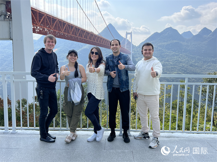 歐亞國家記者在壩陵河大橋下合影，并給大橋“點贊”。人民網(wǎng) 花放攝