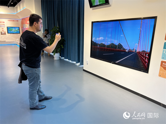 歐亞國家記者在橋梁博物館參觀。（人民網(wǎng) 花放攝）