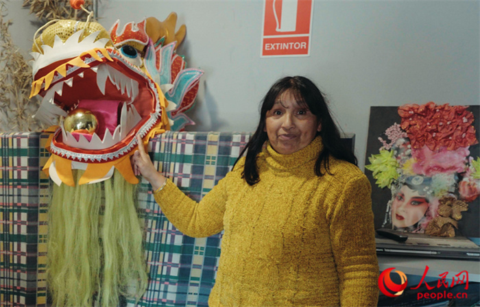 “熊貓閱覽室”一角。盧漢·梅洛為記者展示大使館贈(zèng)送的龍頭。人民網(wǎng)記者 張若涵攝