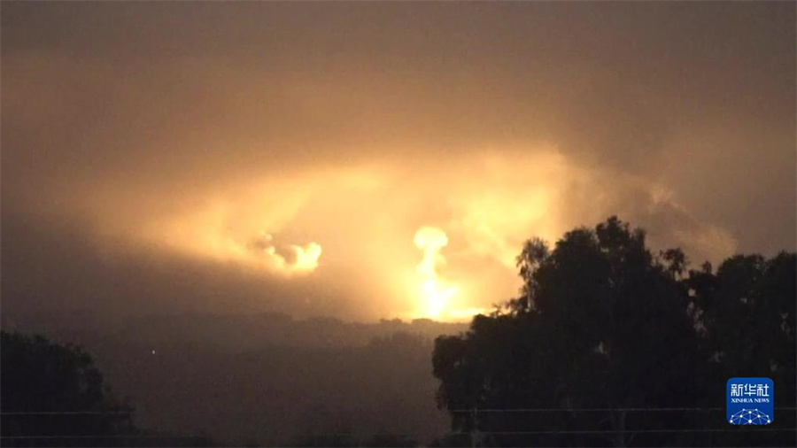 這張從以色列國防軍發(fā)布視頻中截取的圖片顯示，10月27日晚，以軍進(jìn)入加沙地帶開展地面行動(dòng)。新華社發(fā)