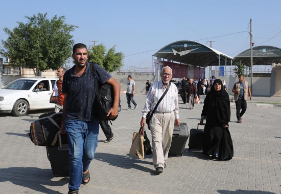   11月1日，人們?cè)诶诎都由骋粋?cè)準(zhǔn)備前往埃及。新華社發(fā)（哈立德·奧馬爾攝）