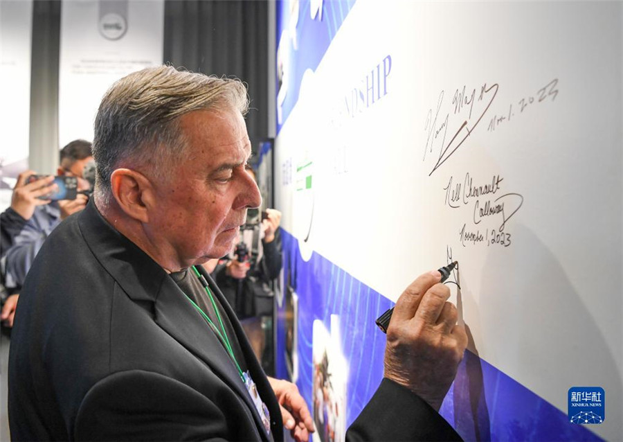 11月1日，美中航空遺產(chǎn)基金會(huì)主席格林在重慶史迪威博物館友誼墻上簽名。新華社記者 王全超 攝
