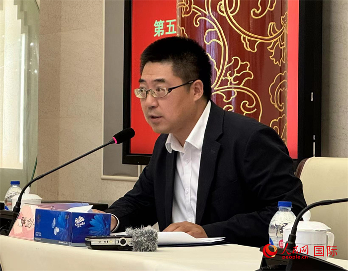 10月31日，歐美同學(xué)會(huì)副秘書長滕劍峰在第五屆中法文化論壇媒體吹風(fēng)會(huì)上講話。（人民網(wǎng) 謝瑩攝）