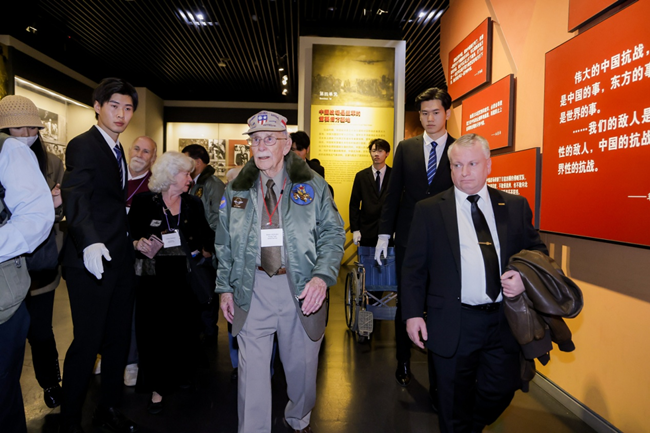 2023年10月30日，美國飛虎隊(duì)老兵梅爾·麥克馬倫一行參訪中國人民抗日戰(zhàn)爭紀(jì)念館。中國人民對外友好協(xié)會供圖