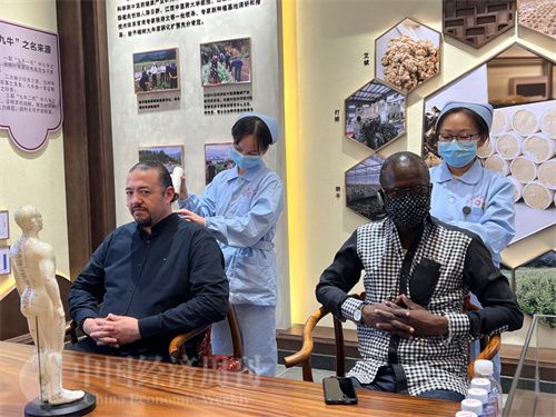   （外媒記者爭先恐后體驗(yàn)艾灸，直呼神奇。中國經(jīng)濟(jì)周刊記者 郭志強(qiáng) 攝）