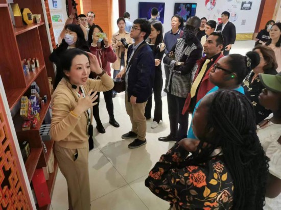 2023“一帶一路”媒體合作論壇聯(lián)合采訪團(tuán)參觀仁和863科技園產(chǎn)品展示區(qū)。（本報(bào)記者 黃超攝）