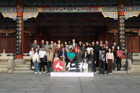 2023“一帶一路”媒體合作論壇聯(lián)合采訪團(tuán)參觀仁和集團(tuán)。（受訪者供圖）