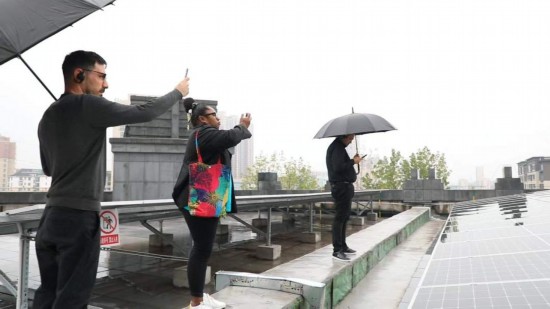   2023“一帶一路”媒體合作論壇聯(lián)合采訪團(tuán)參觀國(guó)家電投江西公司分宜電廠光伏矩陣。（本報(bào)記者 周歡攝）