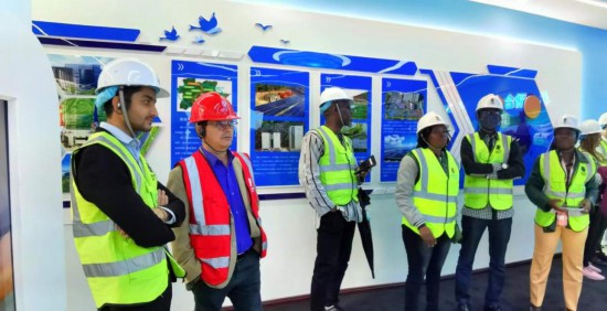   2023“一帶一路”媒體合作論壇聯(lián)合采訪團(tuán)走進(jìn)江西公司新余市綜合智慧零碳電廠展廳。（本報(bào)記者 周歡攝）