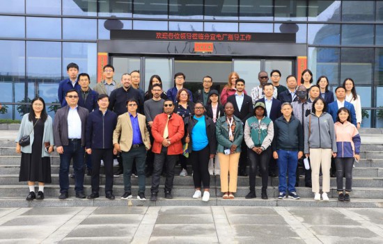   2023“一帶一路”媒體合作論壇聯(lián)合采訪團(tuán)參觀國(guó)家電投江西公司新余市綜合智慧零碳電廠。（受訪者供圖）