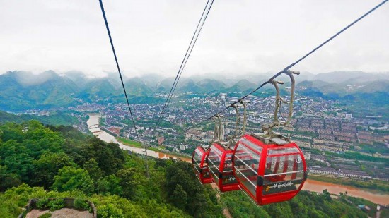 　　在纜車上俯瞰赤水河及茅臺鎮(zhèn)風(fēng)景。資料圖片