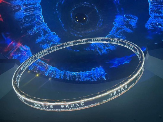 　　《天釀》演出中，屏幕上展示的歌詞。本報記者葉子攝