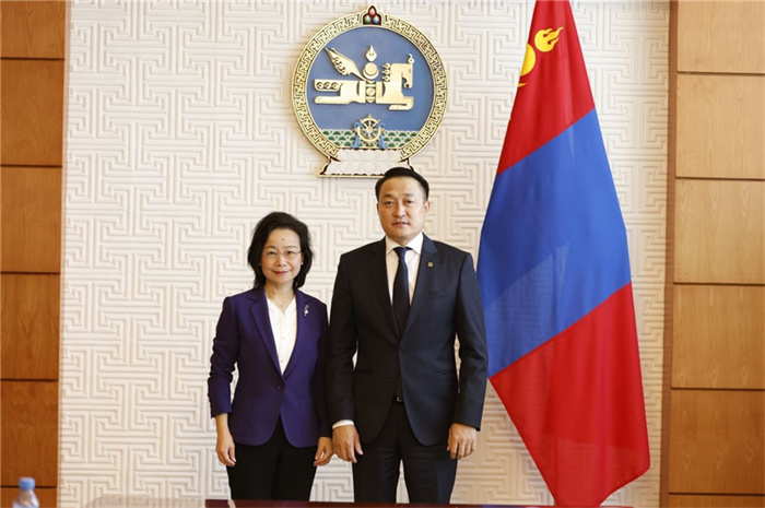 10月31日，中國駐蒙古國大使沈敏娟到任拜會蒙政府辦公廳主任兼蒙古人民黨總書記阿瑪爾巴伊斯格楞（右）。中國駐蒙古使館供圖