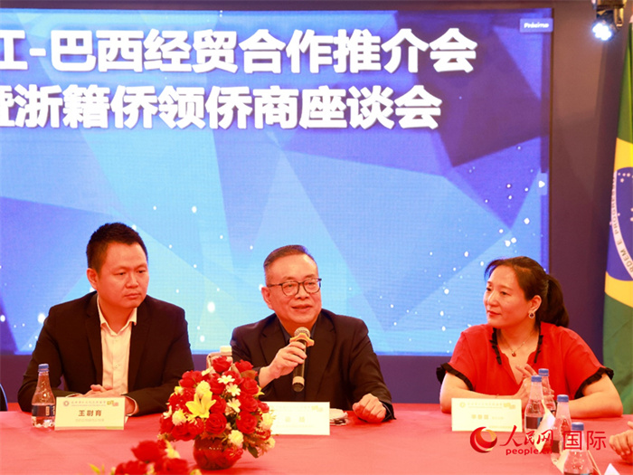 浙江海外聯(lián)誼會(huì)常務(wù)副會(huì)長(zhǎng)徐旭（中）和與會(huì)僑領(lǐng)僑商座談。人民網(wǎng)記者 陳海琪攝