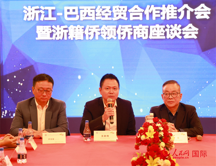 中國(guó)駐里約代總領(lǐng)事王尉育（中）在活動(dòng)中致辭。人民網(wǎng)記者 陳海琪攝