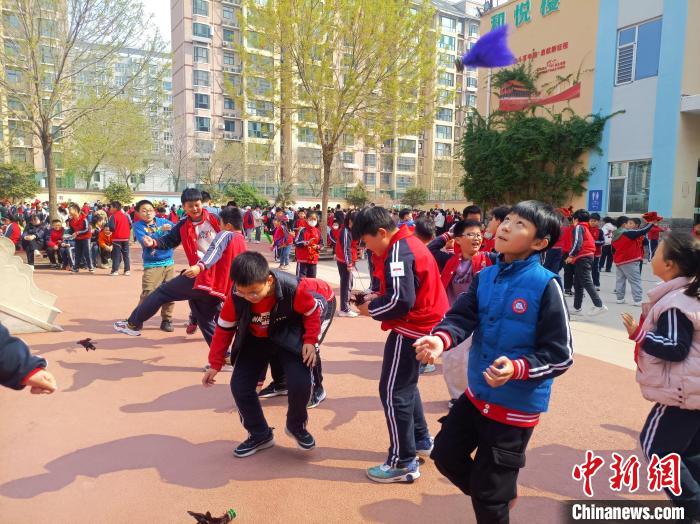 資料圖：小學(xué)生在大課間踢毽子。黃建 攝