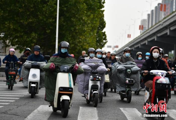 11月3日，河北石家莊迎降溫天氣，市民“捂”裝出行。 <a target='_blank' href='/'><p  align=