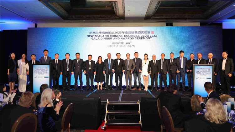 新西蘭華商聯(lián)合總會(huì)首批會(huì)員代表上臺(tái)亮相。攝影：張凱