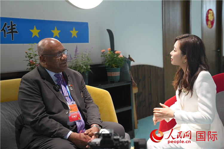 斐濟(jì)副總理兼貿(mào)易部長(zhǎng)卡米卡米加接受人民網(wǎng)記者專(zhuān)訪。人民網(wǎng)記者 吳超嵐攝