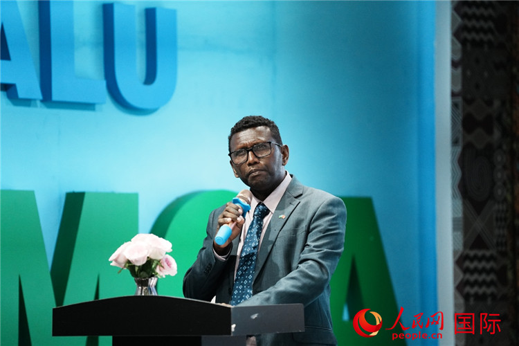 所羅門(mén)群島總理代表吉姆森·菲奧·塔南噶達(dá)發(fā)表致辭。人民網(wǎng) 彭昱凱攝