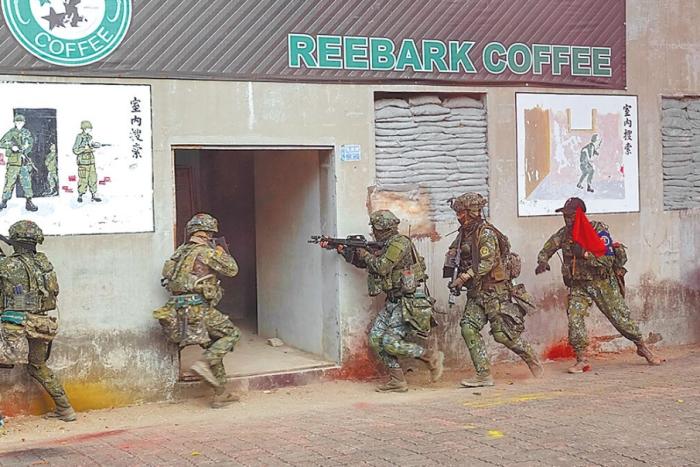 圖為2022年臺陸軍步訓部學員模擬城鎮(zhèn)戰(zhàn)。圖片來源：臺灣《中國時報》。