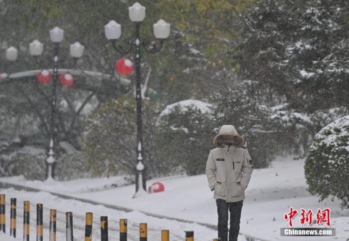 圖為市民在雪中出行。 <a target='_blank' href='/' ><p  align=
