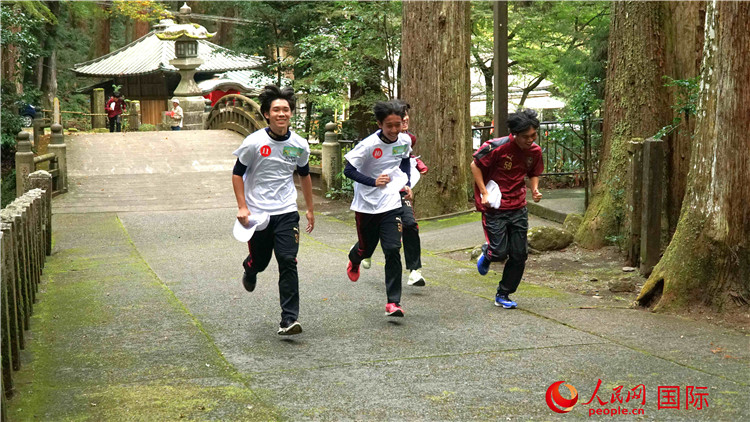 中日青少年在百年古剎里奔跑，揮灑青春的汗水。人民網(wǎng) 蔣曉辰攝