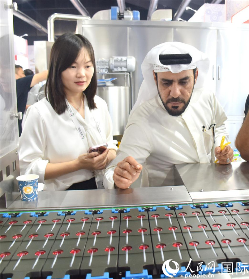 阿方展商在查看中企產(chǎn)品。人民網(wǎng)塔里克·易卜拉欣攝