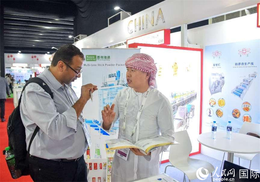 中外展商交流。 人民網(wǎng)塔里克·易卜拉欣攝