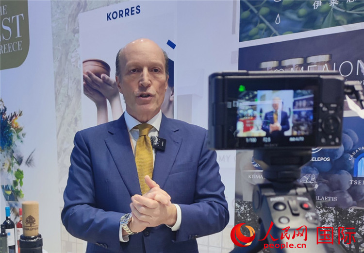 希華集團(tuán)創(chuàng)始人兼首席執(zhí)行官甘德密先生接受采訪。人民網(wǎng) 殷韜攝